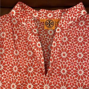 Orange white floral blouse in a beautiful daisy pattern